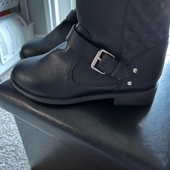 Girl’s Fall Quilted Boots - Picture 3 of 5